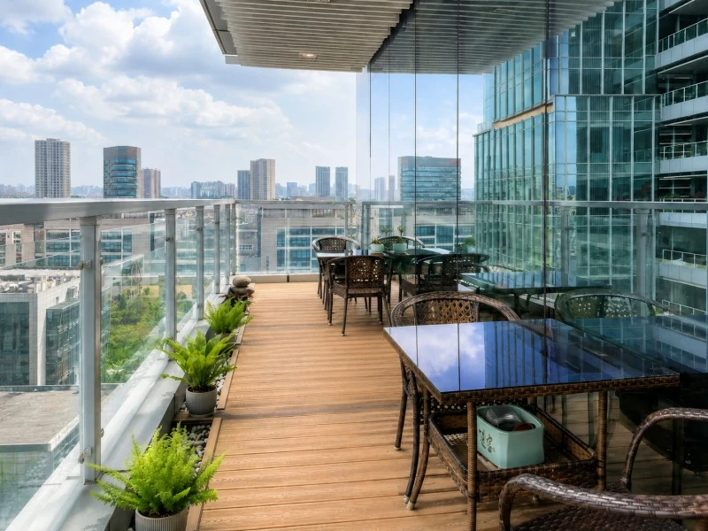 &Aacute;rea de sal&oacute;n con balc&oacute;n