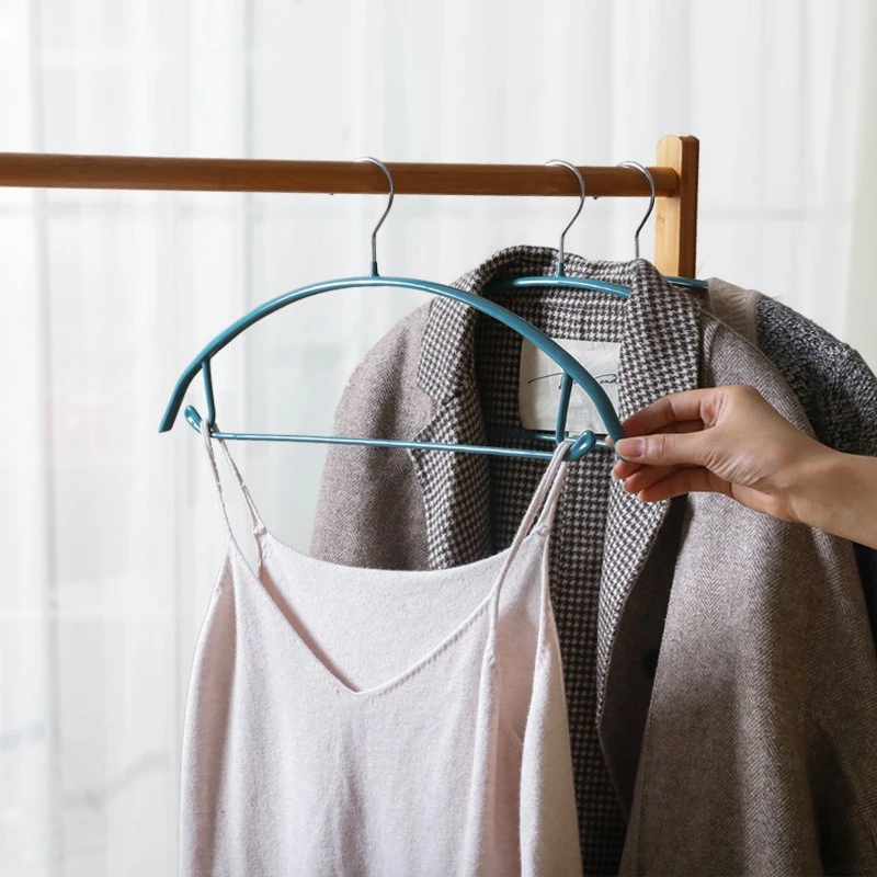 Percha semicircular para ropa sumergida con protecci&oacute;n para hombros