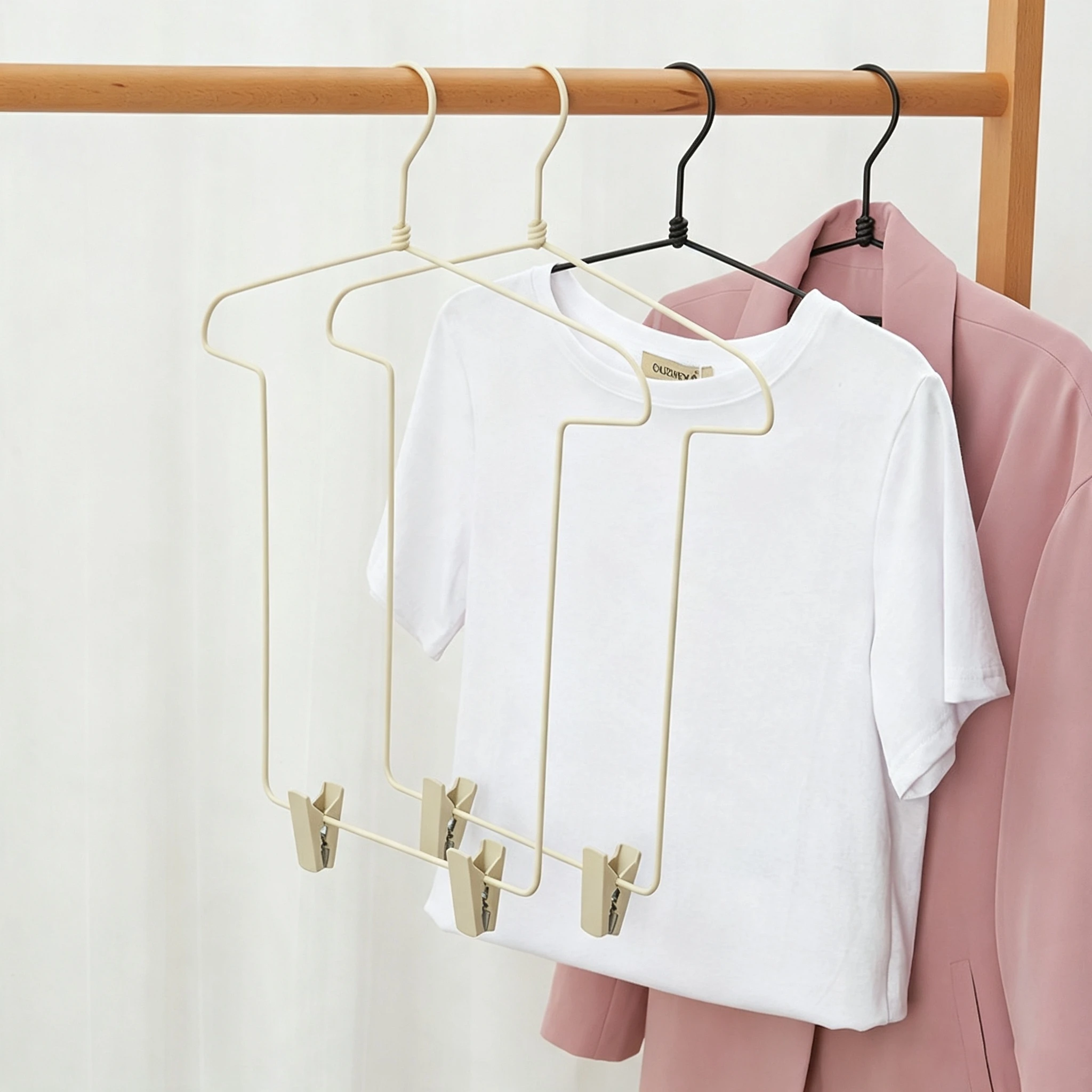 Percha de hierro de una pieza para ropa (con pinzas para pantalones)