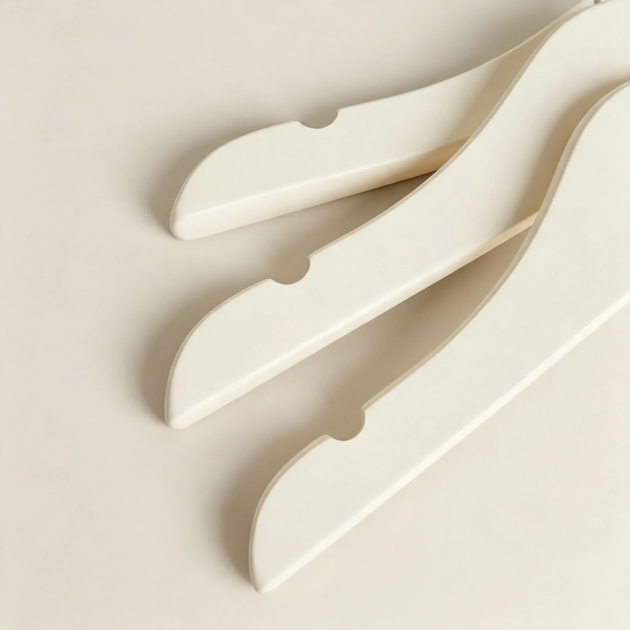 Percha de madera maciza lacada en blanco