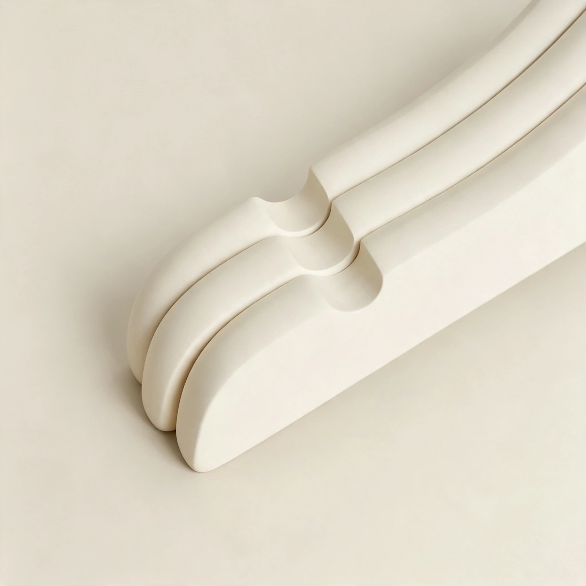 Percha de madera maciza lacada en blanco