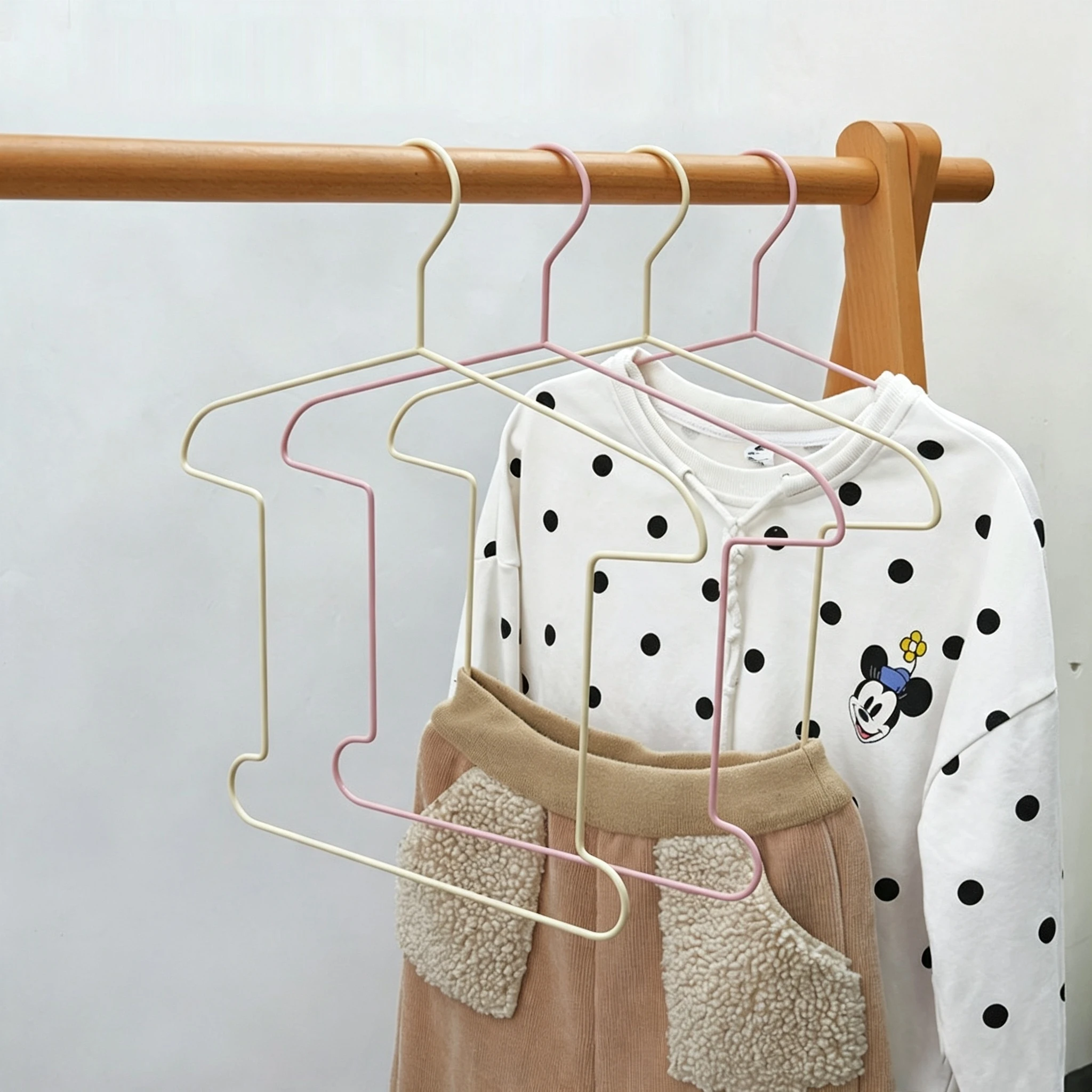 Percha de hierro de una pieza para ropa (con pinzas para pantalones)