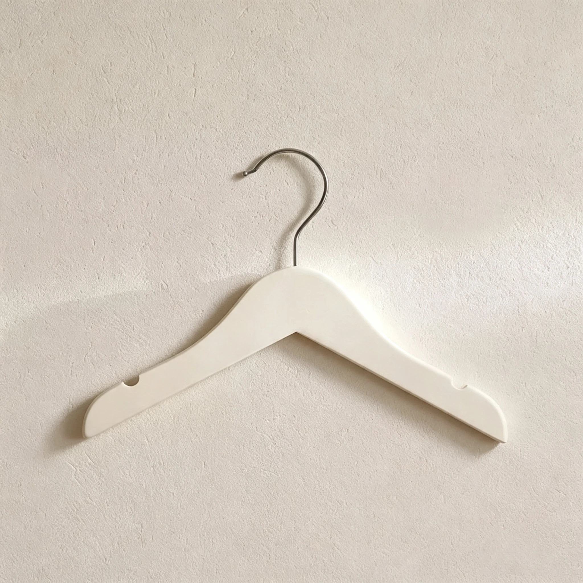 Percha de madera maciza lacada en blanco