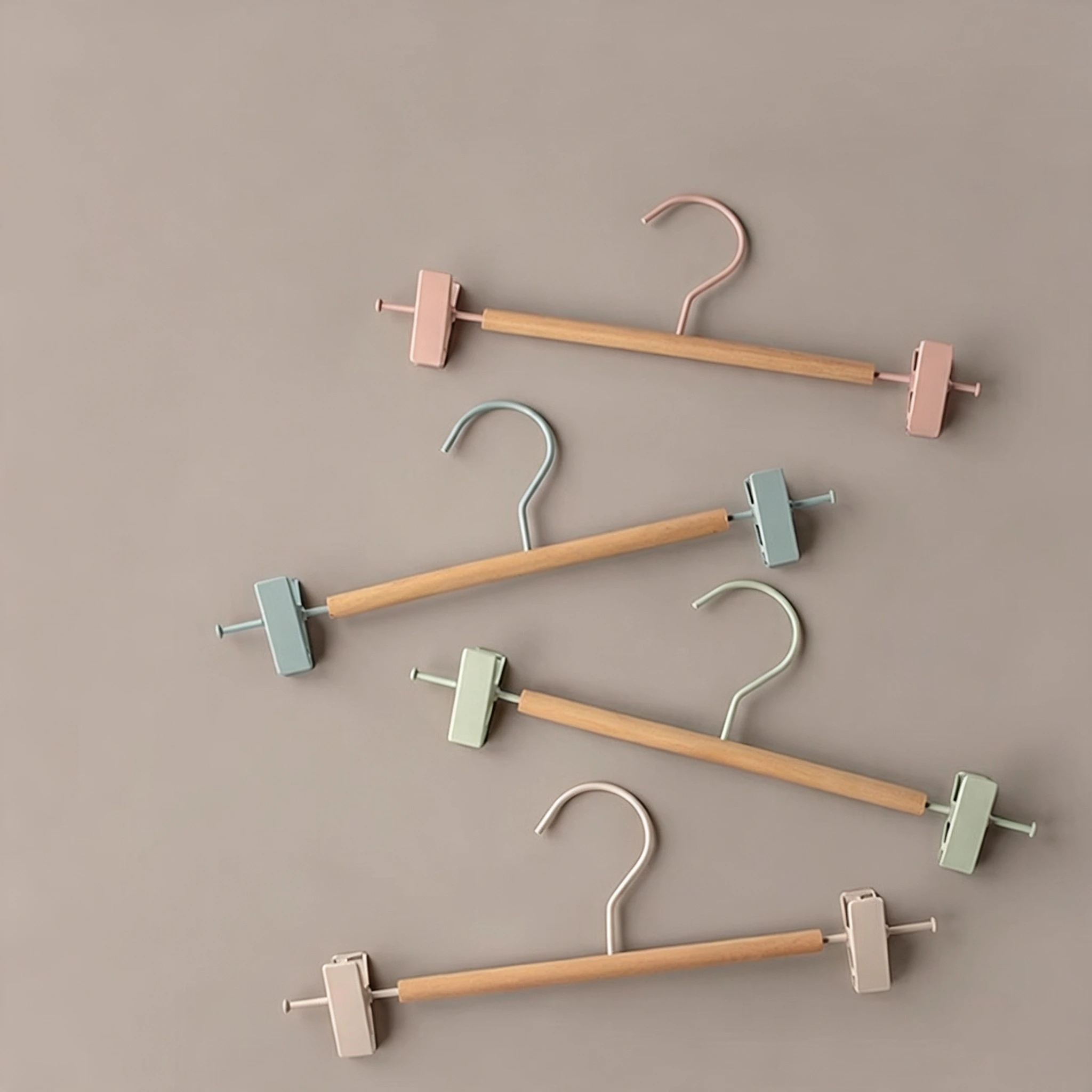 Percha cil&iacute;ndrica con pinza para pantalones de madera natural
