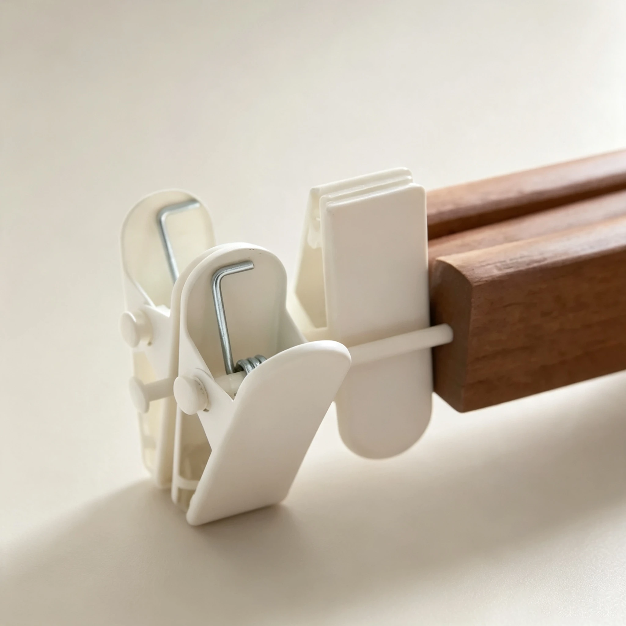 Percha con pinza para pantalones de madera maciza bicolor de estilo n&oacute;rdico