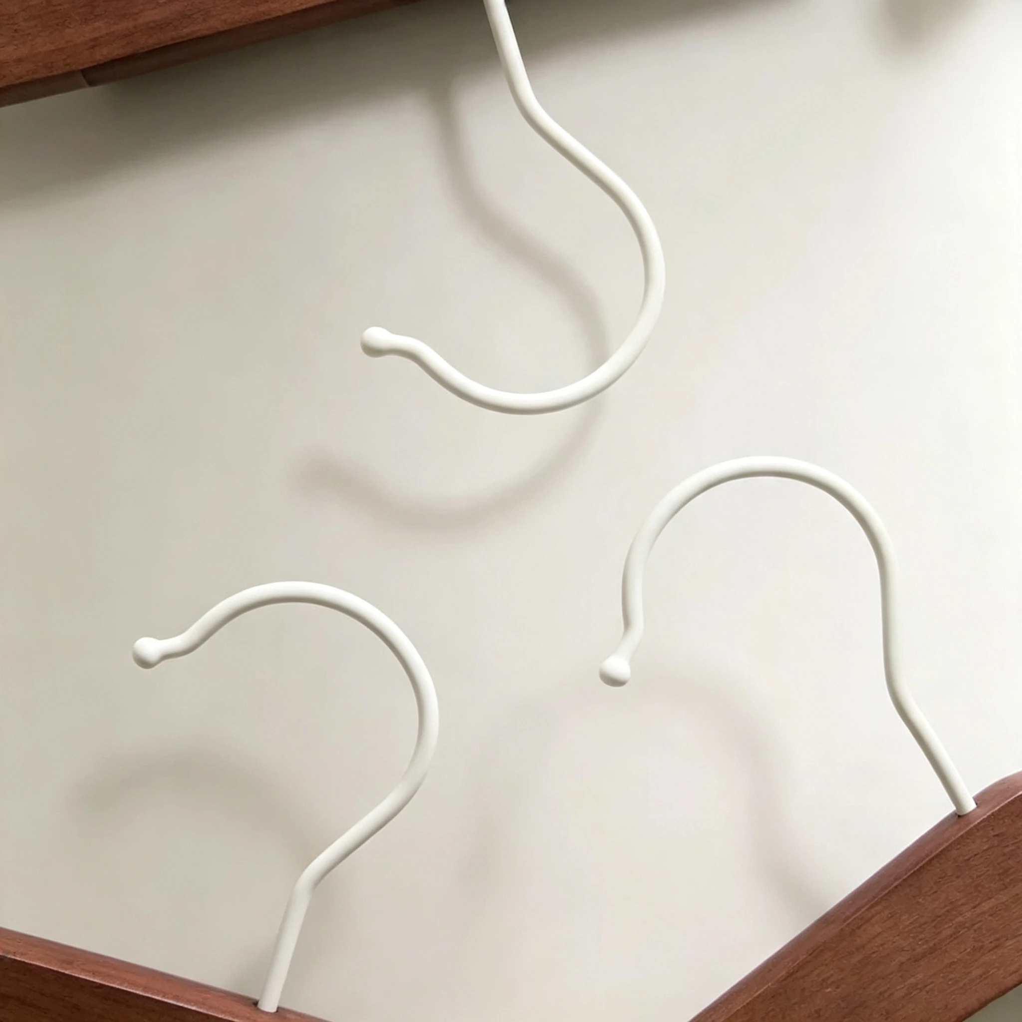 Percha con pinza para pantalones de madera maciza bicolor de estilo n&oacute;rdico