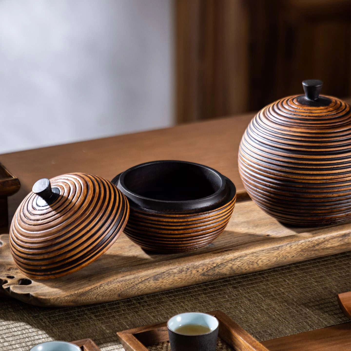 Tarro de almacenamiento herm&eacute;tico de madera maciza a rayas con tapa