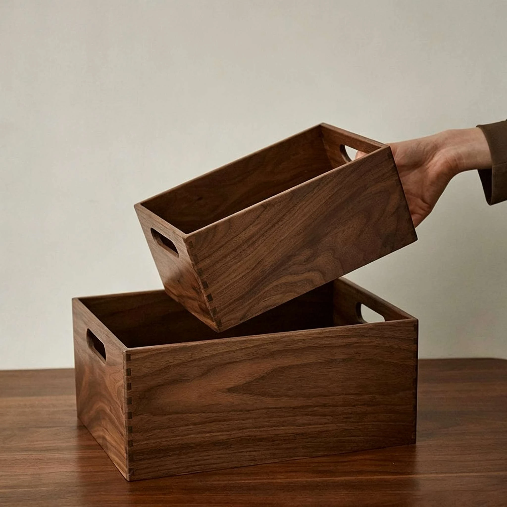 Caja de almacenamiento de madera maciza con junta de cola de milano