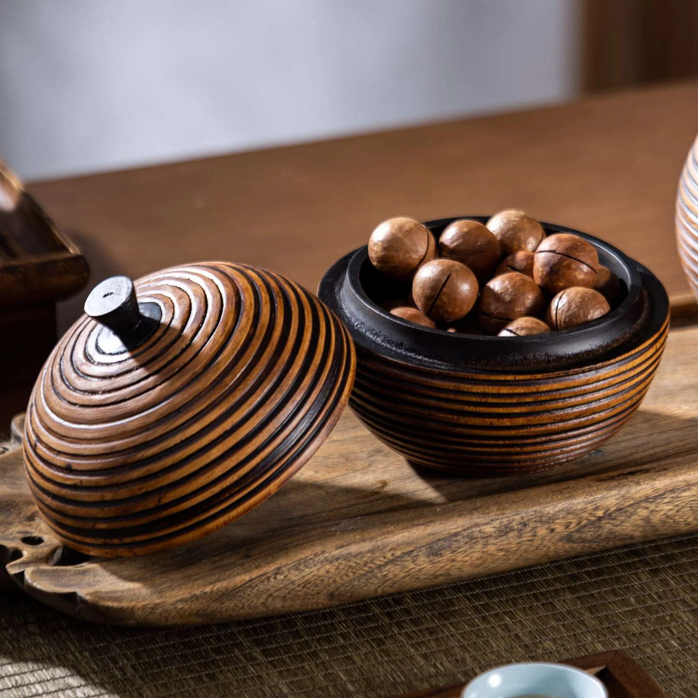 Tarro de almacenamiento herm&eacute;tico de madera maciza a rayas con tapa