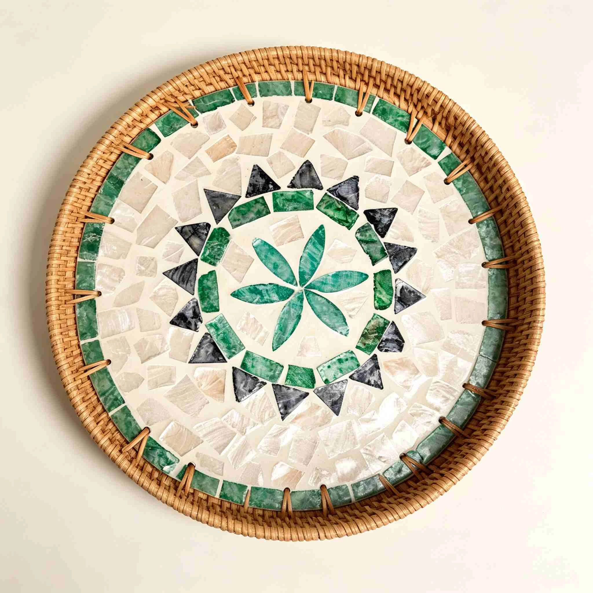 Bandeja de rat&aacute;n con mosaico de m&aacute;rmol y asas dobles de madera