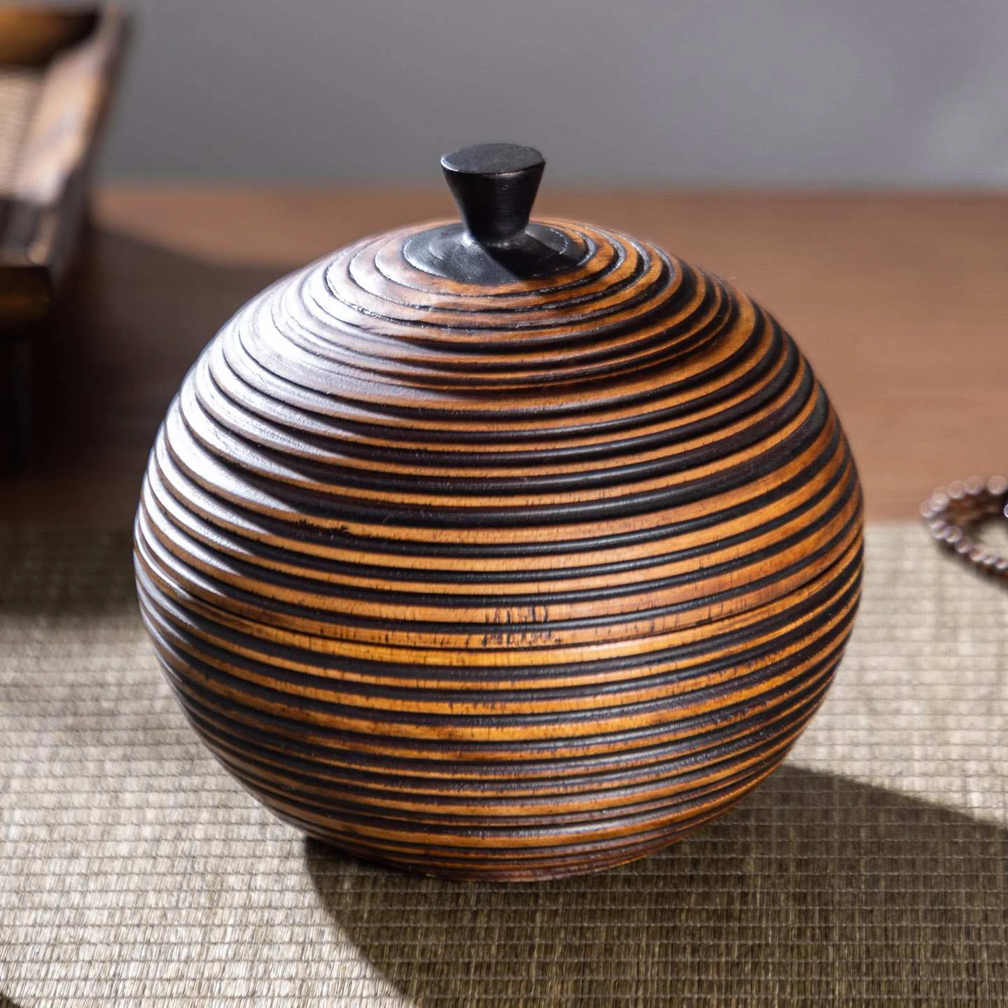 Tarro de almacenamiento herm&eacute;tico de madera maciza a rayas con tapa