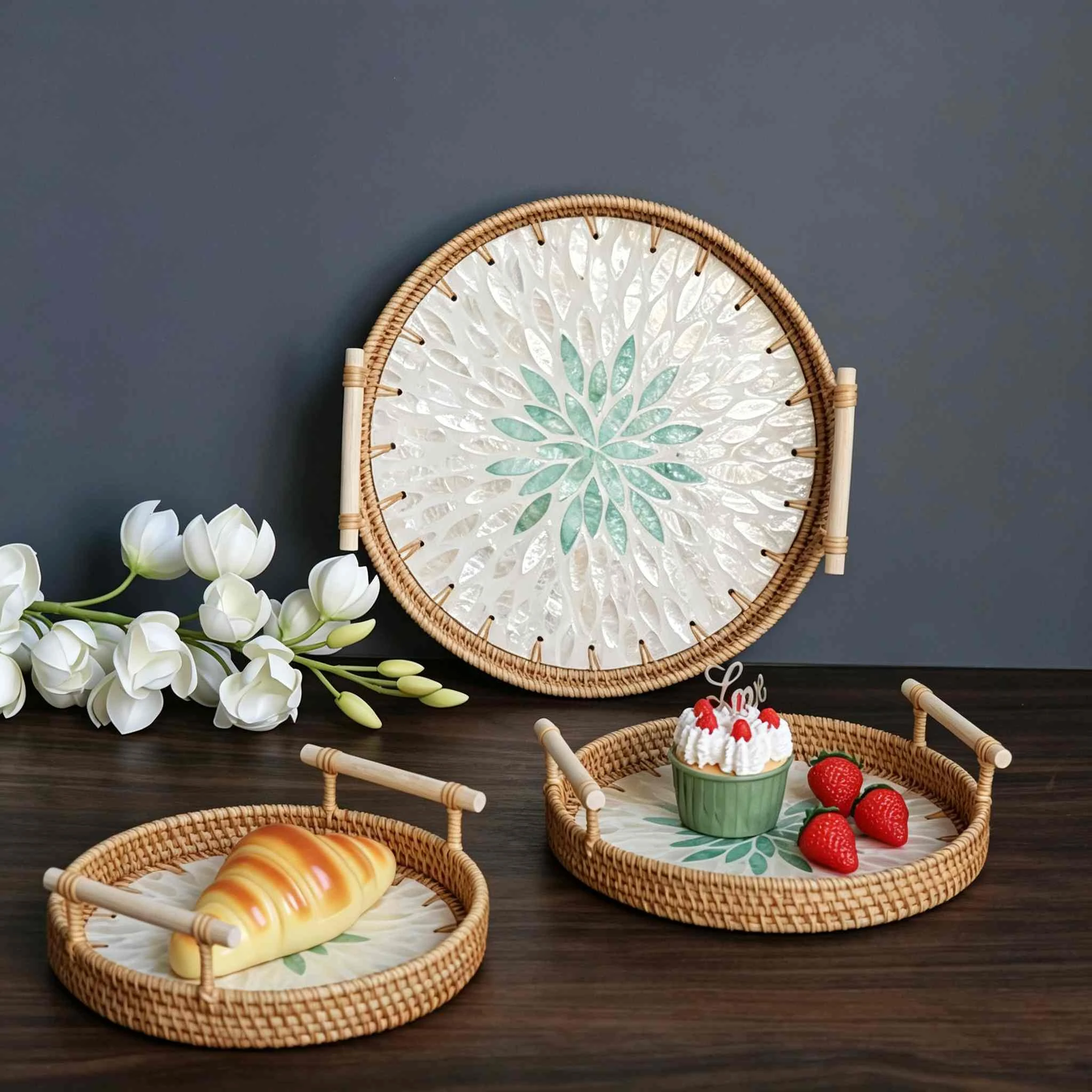 Bandeja de rat&aacute;n con mosaico de m&aacute;rmol y asas dobles de madera