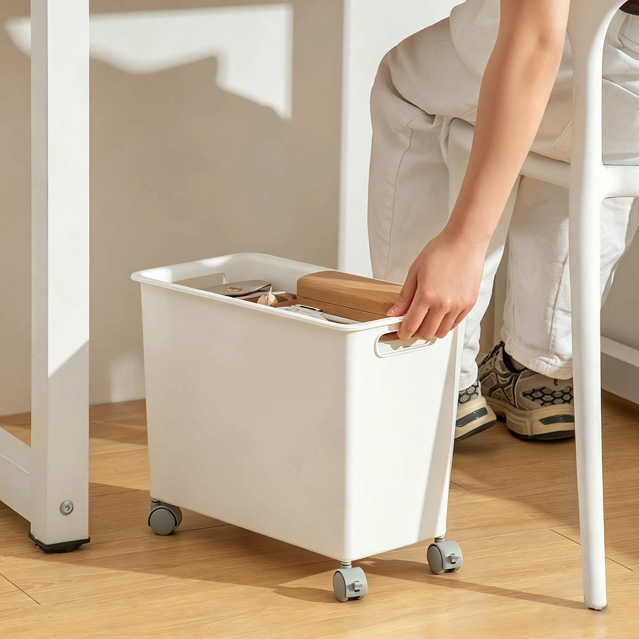 Contenedor de pl&aacute;stico con ruedas y ruedas