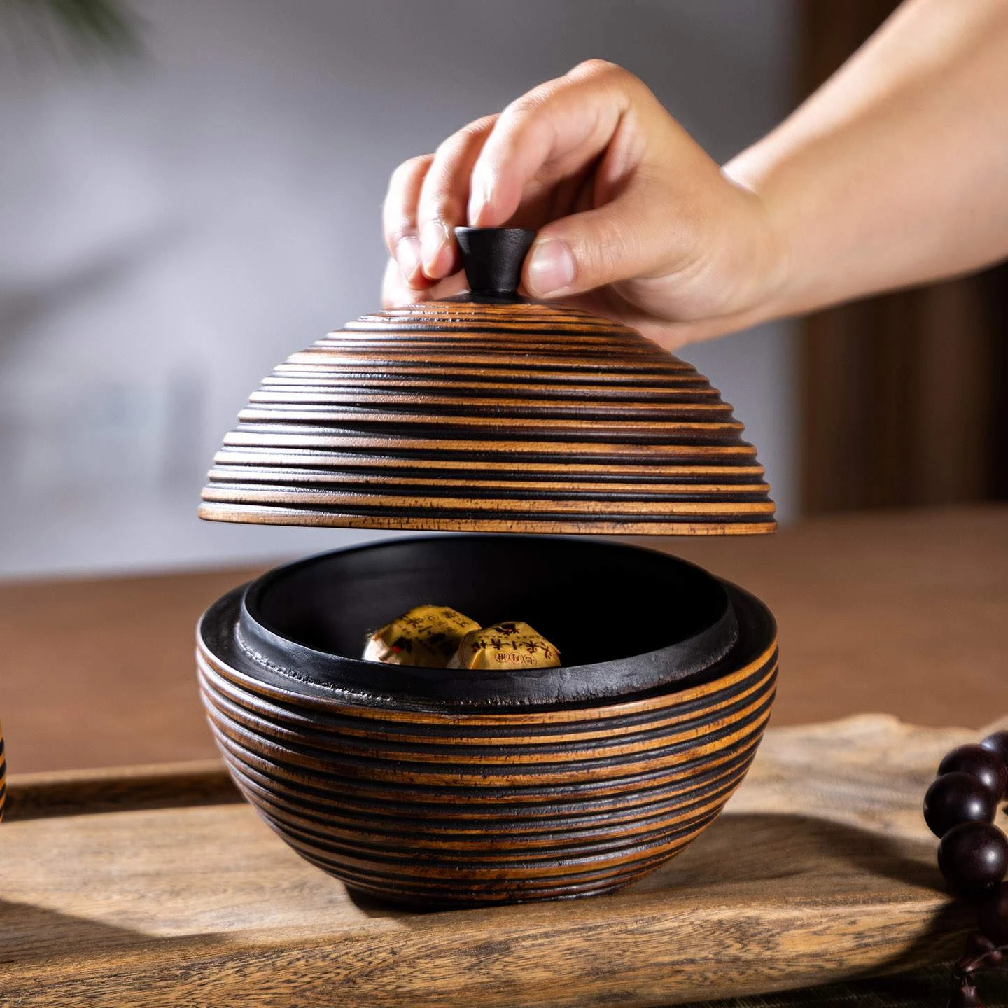 Tarro de almacenamiento herm&eacute;tico de madera maciza a rayas con tapa