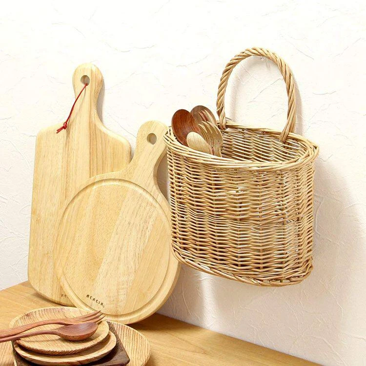 Cesta colgante de mimbre con forro de encaje