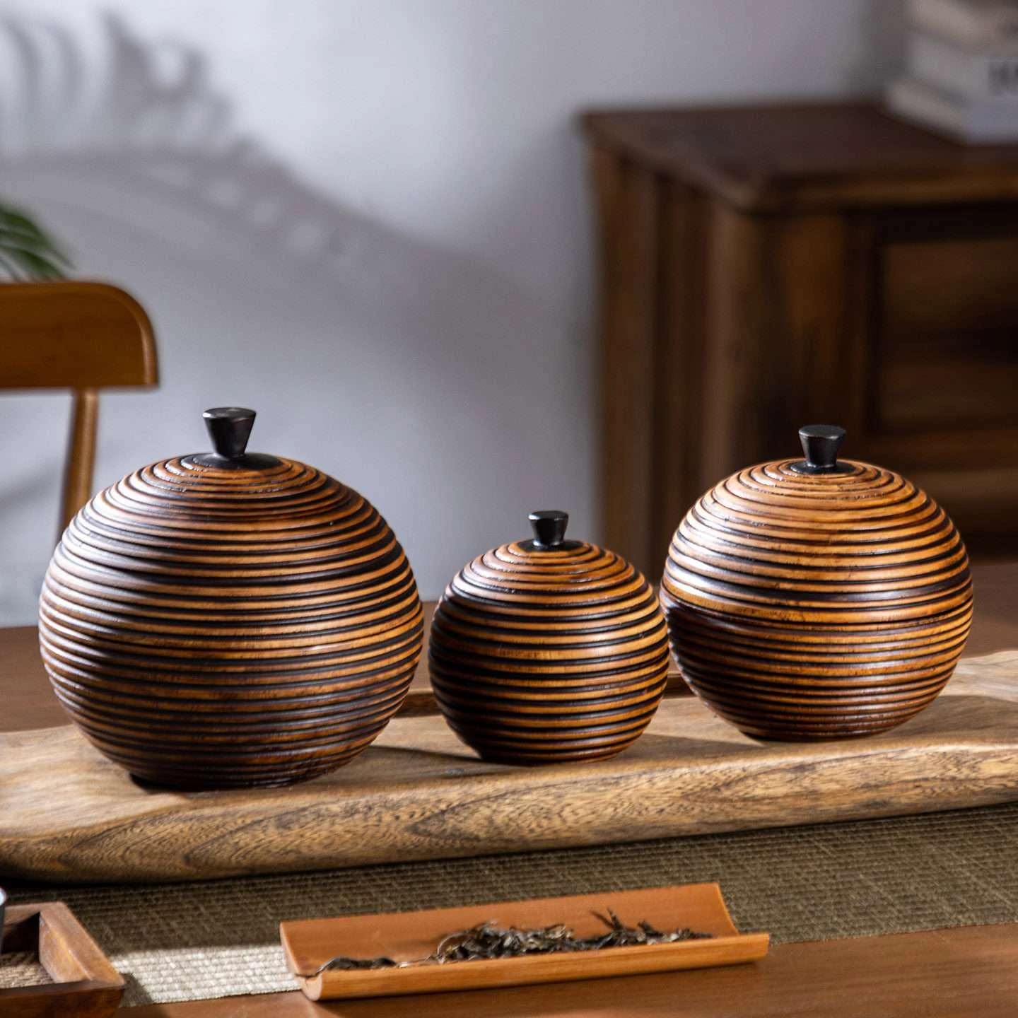 Tarro de almacenamiento herm&eacute;tico de madera maciza a rayas con tapa