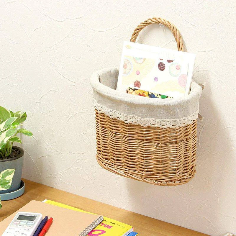 Cesta colgante de mimbre con forro de encaje