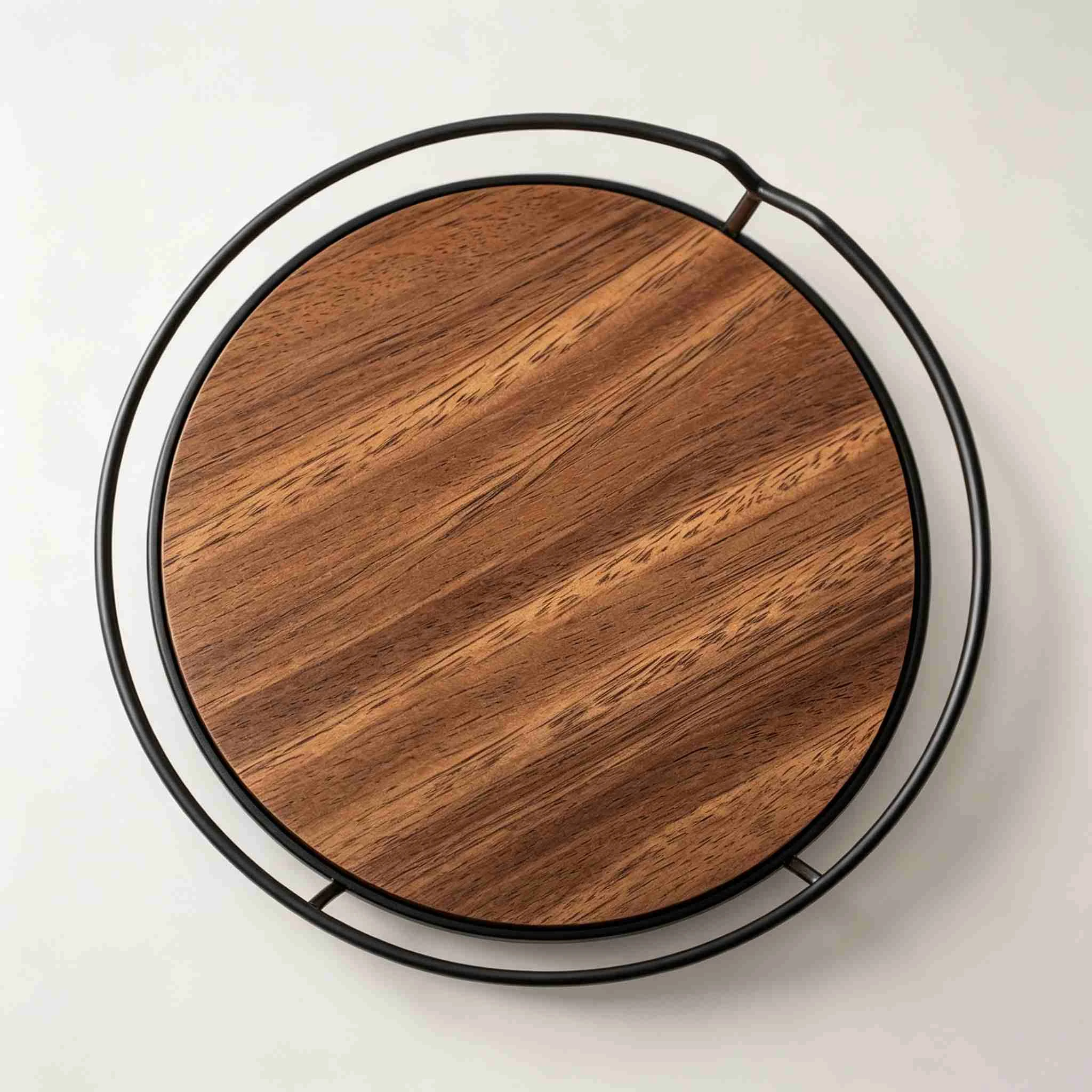Tablero base de madera maciza + Estructura de metal pintado de negro.