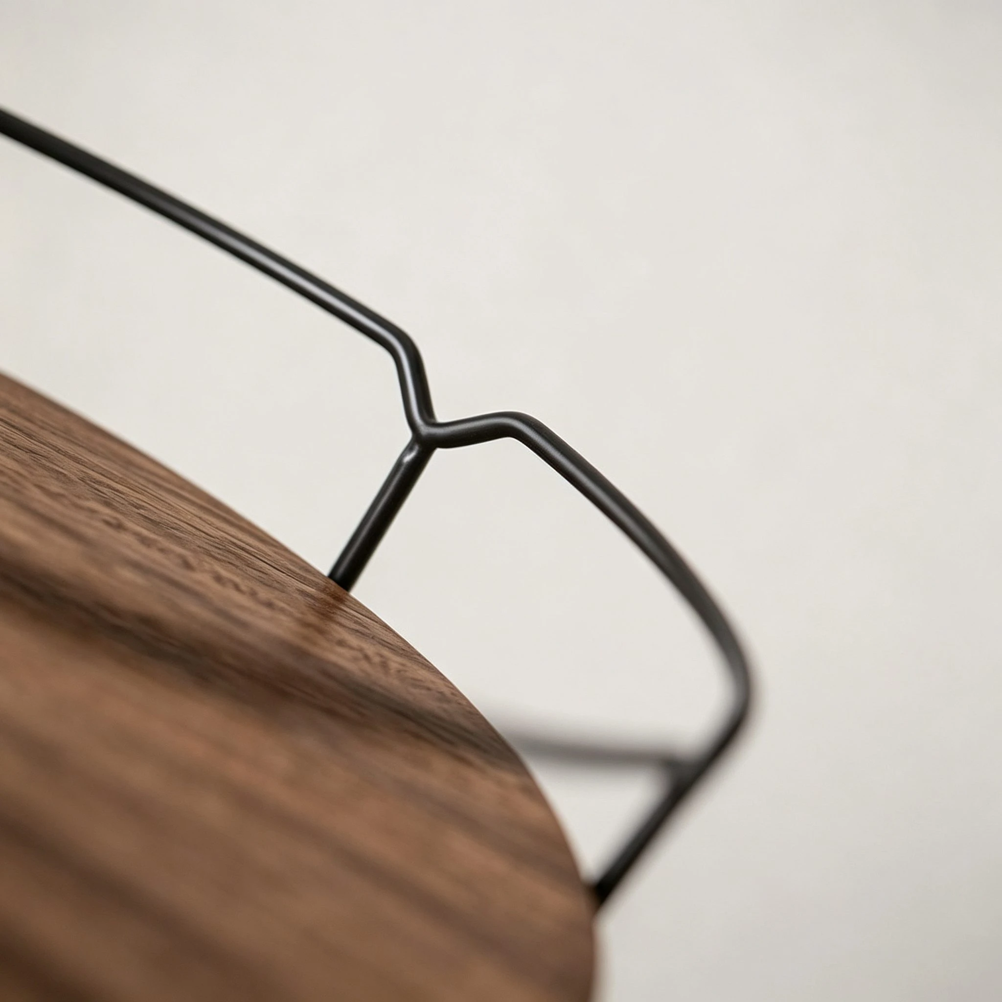 Tablero base de madera maciza + Estructura de metal pintado de negro.