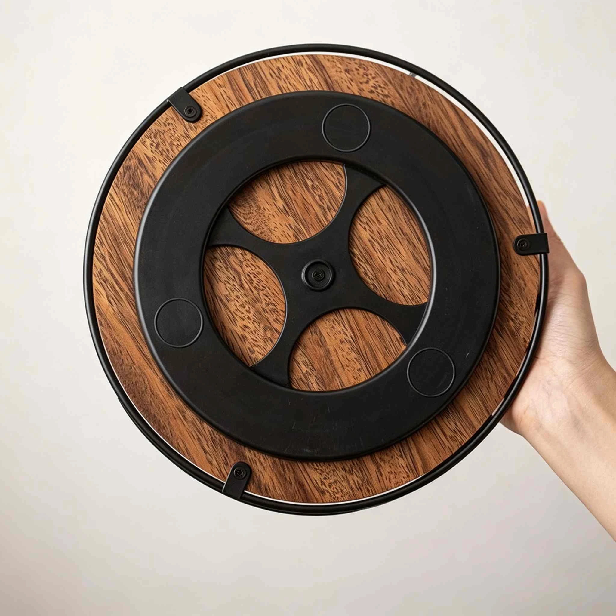 Tablero base de madera maciza + Estructura de metal pintado de negro.